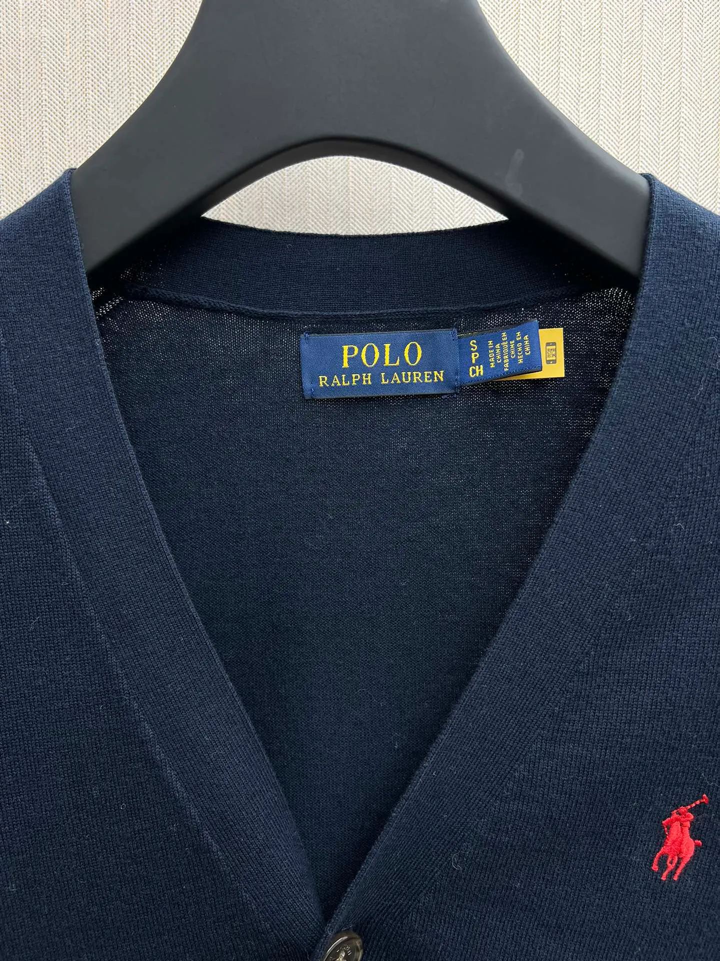 🅿️480 POLO 25ss new slim fit V-neck knitted wool cardigan. This lightweight knitted cardigan is carefully woven from wool yarn, treated for a smooth texture, and decorated with iconic pony embroidery. Size: S.M.L.XL.